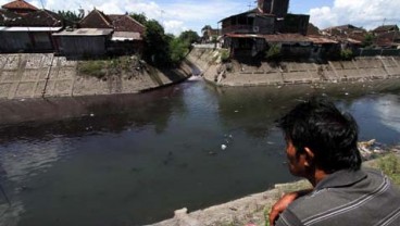 KLH Ambil Sampel Air Sungai Kalimalang Yang Menghitam