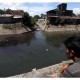 KLH Ambil Sampel Air Sungai Kalimalang Yang Menghitam