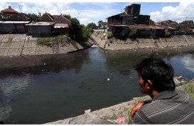 KLH Ambil Sampel Air Sungai Kalimalang Yang Menghitam