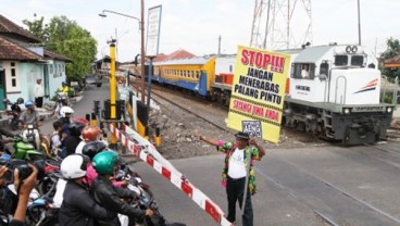 Ahok Mulai Bersih-Bersih Jalur Kereta di Bawah Jalan Layang