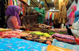 HARI BATIK NASIONAL: Pasar Klewer 'Pindah' ke Pasaraya Blok M