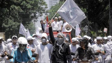 FPI RUSUH: Tolak Ahok Jadi Gubernur, Massa FPI Lempari Petugas Dengan Batu