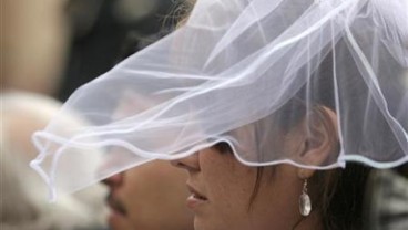Terjebak Macet, Pasangan Ini Nikah Lewat Radio