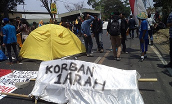 Jalan Dibuat Satu Arah, Warga dan Mahasiswa Demo