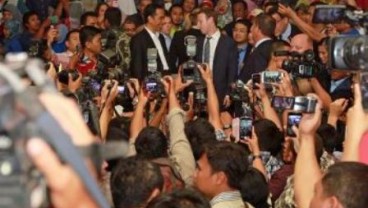 MARK ZUCKERBERG DI INDONESIA: Mark Unggah Foto Blusukan, Eh Akun Ini Ngadu Demokrasi Indonesia Terancam