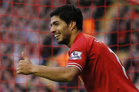 LUIS SUAREZ Terima Sepatu Emas Dari "King" Kenny Dalglish