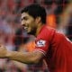 LUIS SUAREZ Terima Sepatu Emas Dari "King" Kenny Dalglish