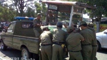 SATPOL PP Bongkar Ratusan Kios di IRTI Monas