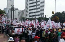 Ribuan Warga Sambut Jokowi Masuk Istana