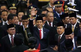 SBY Ikuti Jokowi Di Belakang Saat Inspeksi Pasukan