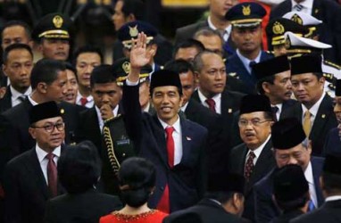 SBY Ikuti Jokowi Di Belakang Saat Inspeksi Pasukan