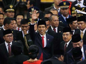 SERAH TERIMA SBY-JOKOWI: Disambut SBY, Rambut Jokowi Masih Acak Acakan