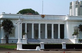 Massa Tinggalkan Istana Merdeka