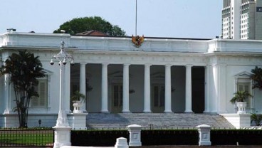 Massa Tinggalkan Istana Merdeka