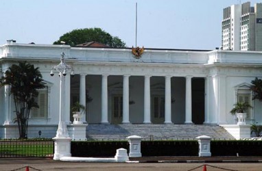 Massa Tinggalkan Istana Merdeka