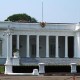 Massa Tinggalkan Istana Merdeka