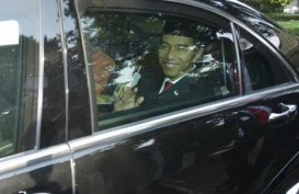 PESTA RAKYAT: Presiden Jokowi Berlari di Atas Panggung Dekati Warga