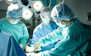 Dokter Tertawa saat Operasi Belut yang Masuk ke Pantat Pria Ini