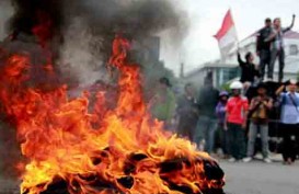 Mahasiswa Blokade Jalan Utama Di Makassar