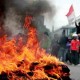 Mahasiswa Blokade Jalan Utama Di Makassar