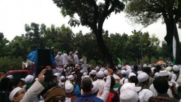 DEMO ORMAS ANTI AHOK: Massa Kepung Balai Kota.  Beberapa Juru Silat Diperagakan