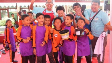 KTB Renovasi Sekolah dan Hibur Anak-anak SDN 2 Cipayung