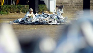 Ahok Minta Warga DKI Pungut Sampah Tiap Jumat