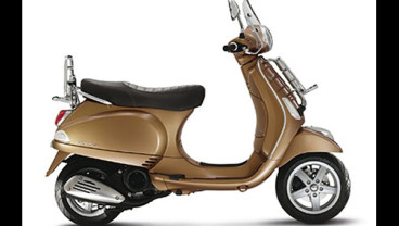 Pengguna Vespa Kampanye Selamat Berkendaraan
