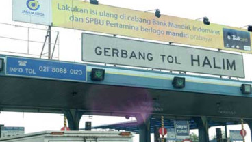 INFO LALU LINTAS: Truk Terguling Tol Halim Padat
