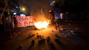 HARGA BBM NAIK: Mahasiswa Bakar Ban, SPBU Cikini Terpaksa Tutup