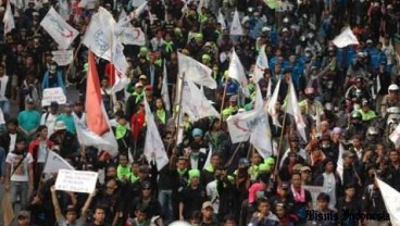 Demonstrasi di Makassar Berujung Bentrok, 2 Unit Motor Dibakar