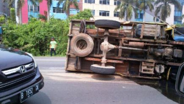 INFO LALU LINTAS: Penanganan Truk Terguling di Tol Cawang Belum Tuntas