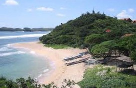 PNS Pemprov Sulut Bersih-Bersih Pantai Manado
