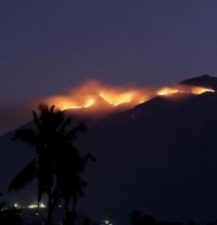 Lava Gunung Api Ini Hampir Telan Kawasan Kota