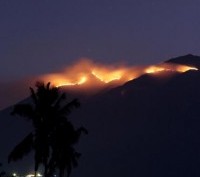 Lava Gunung Api Ini Hampir Telan Kawasan Kota