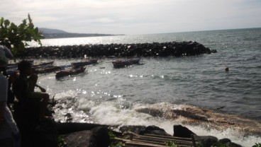 Bangkai Paus Terdampar di Pantai Boulevard Manado