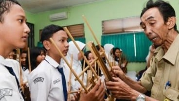 Kisah Maman Supratman, Guru Honorer Serba Bisa