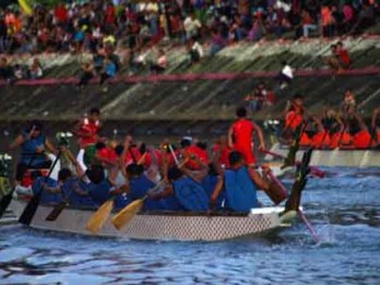 TNI AL Bali Gelar Lomba Dayung Perahu Karet