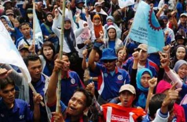 DEMO BURUH: Layanan Bus Transjakarta Terganggu