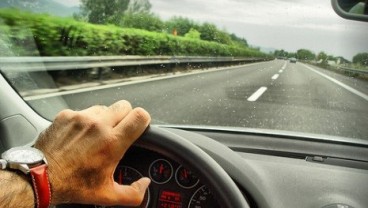 Tabrakan Serius, Mobil Wanita Ini Masuk Sempurna di Kolong Truk