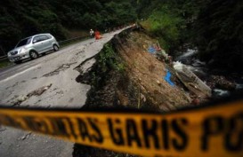 Bahaya! Jalan TRANS KALIMANTAN Longsor Sepanjang 10 Meter
