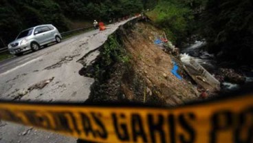 Bahaya! Jalan TRANS KALIMANTAN Longsor Sepanjang 10 Meter