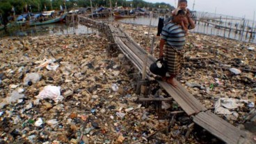 Kerajinan Berbahan Sampah Koran Dengan Omset Rp15 Juta Per Bulan