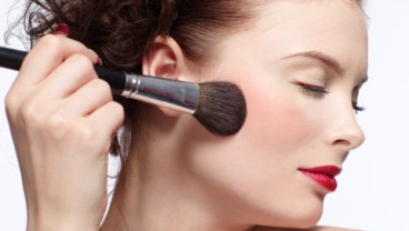 4 Tips Rias Wajah Untuk Pemilik Kulit Sensitif