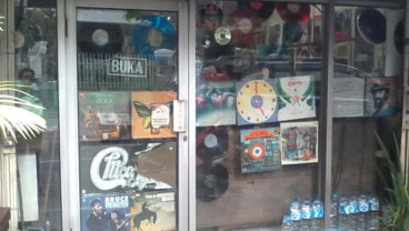 Berburu Piringan Hitam & Gramophone di Jalan Surabaya