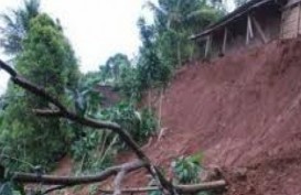 TANAH LONGSOR: Ratusan Rumah dan Warganya Masih Tertimbun