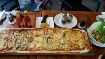 Wow, Hotel Ini Tawarkan Pizza Terpanjang