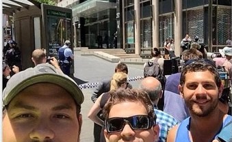 PENYANDERAAN DI SYDNEY: Orang-orang Ini Malah Asik Selfie di TKP