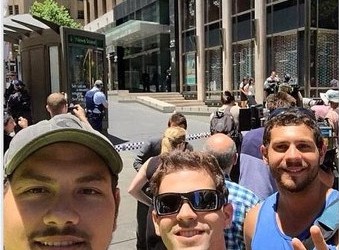 PENYANDERAAN DI SYDNEY: Orang-orang Ini Malah Asik Selfie di TKP