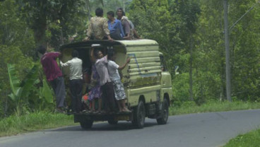 INFRASTRUKTUR DESA: Anggaran Rp6,9 Triliun 2010-2013, 45.000 KM Jalan Dibangun